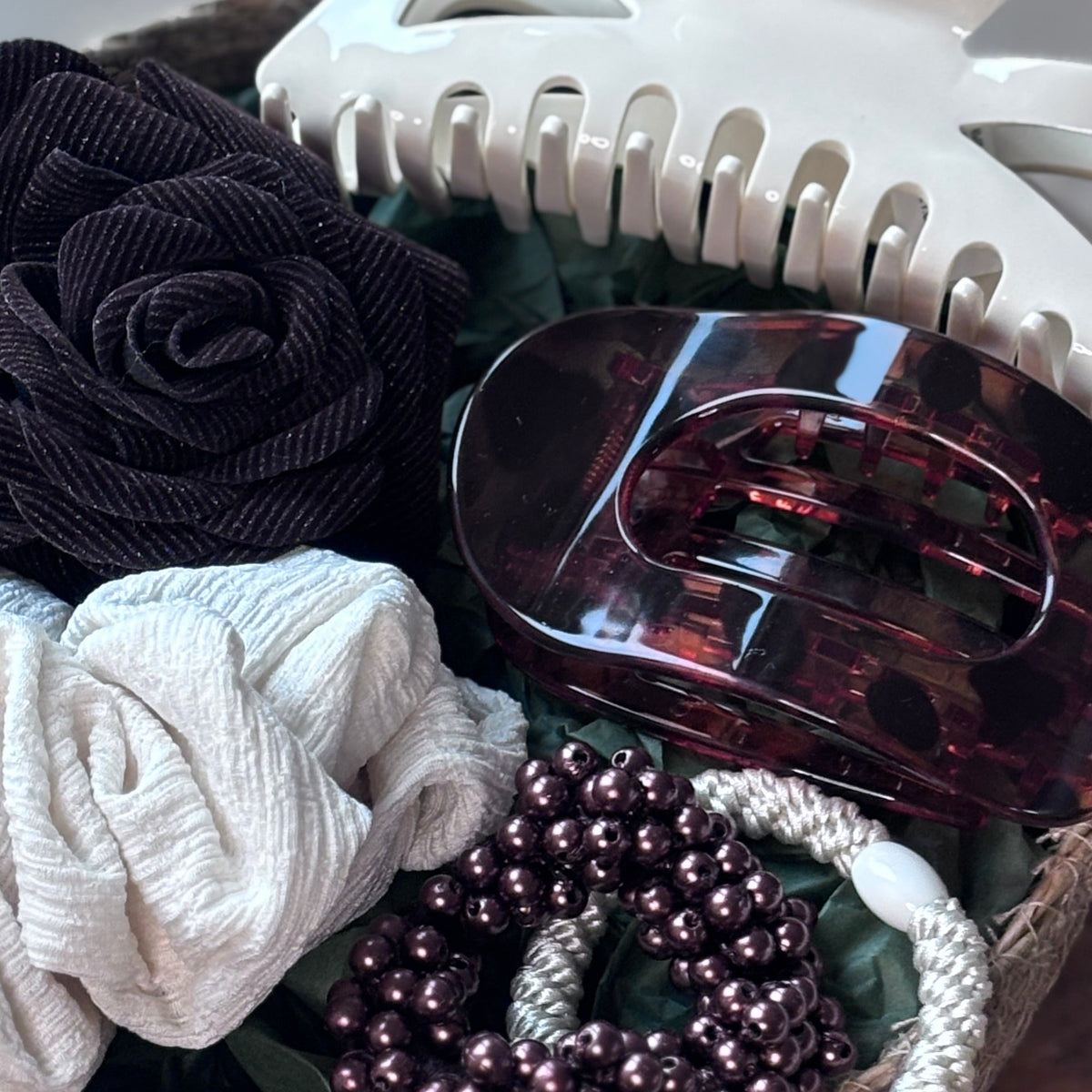Indholdet af Biscuit-gavekurven: sløjfe i offwhite, velour-hårklemme i chokolade shimmer, leopard-hårklemme, cremefarvet scrunchie og to hårelastikker i brun og råhvid