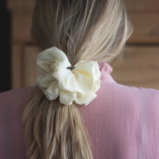 Bella MEGA Scrunchie i Creme