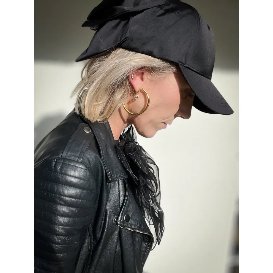 Marissa Cap, Sort