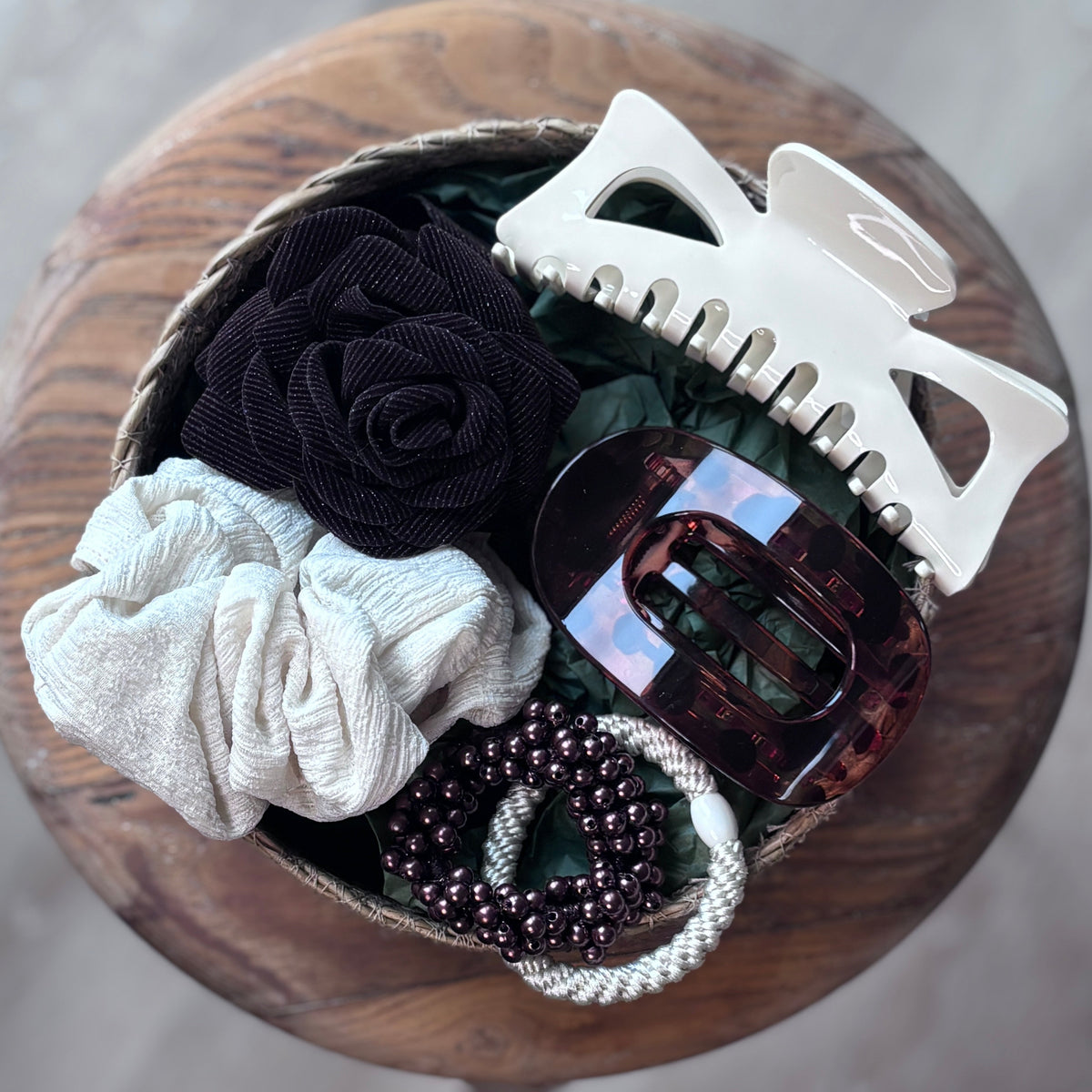 Gavekurv i brun og creme med sløjfe i offwhite, velour-hårklemme, leopard-hårklemme, scrunchie og hårelastikker, indpakket i cellofan